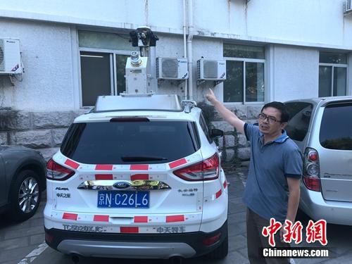工作人員介紹SSW車載激光建模測量系統(tǒng)。中新網(wǎng) 吳濤 攝