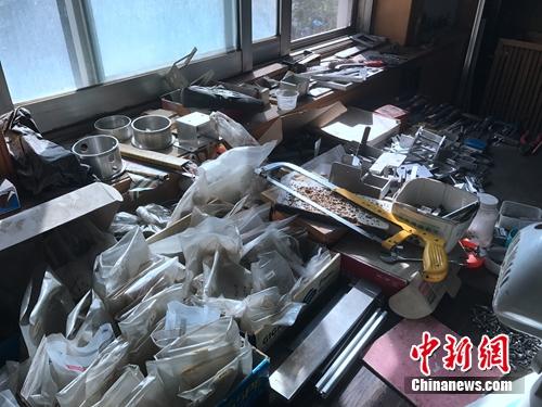 劉先林愛“動手”。圖為劉先林辦公室一角。中新網(wǎng) 吳濤 攝